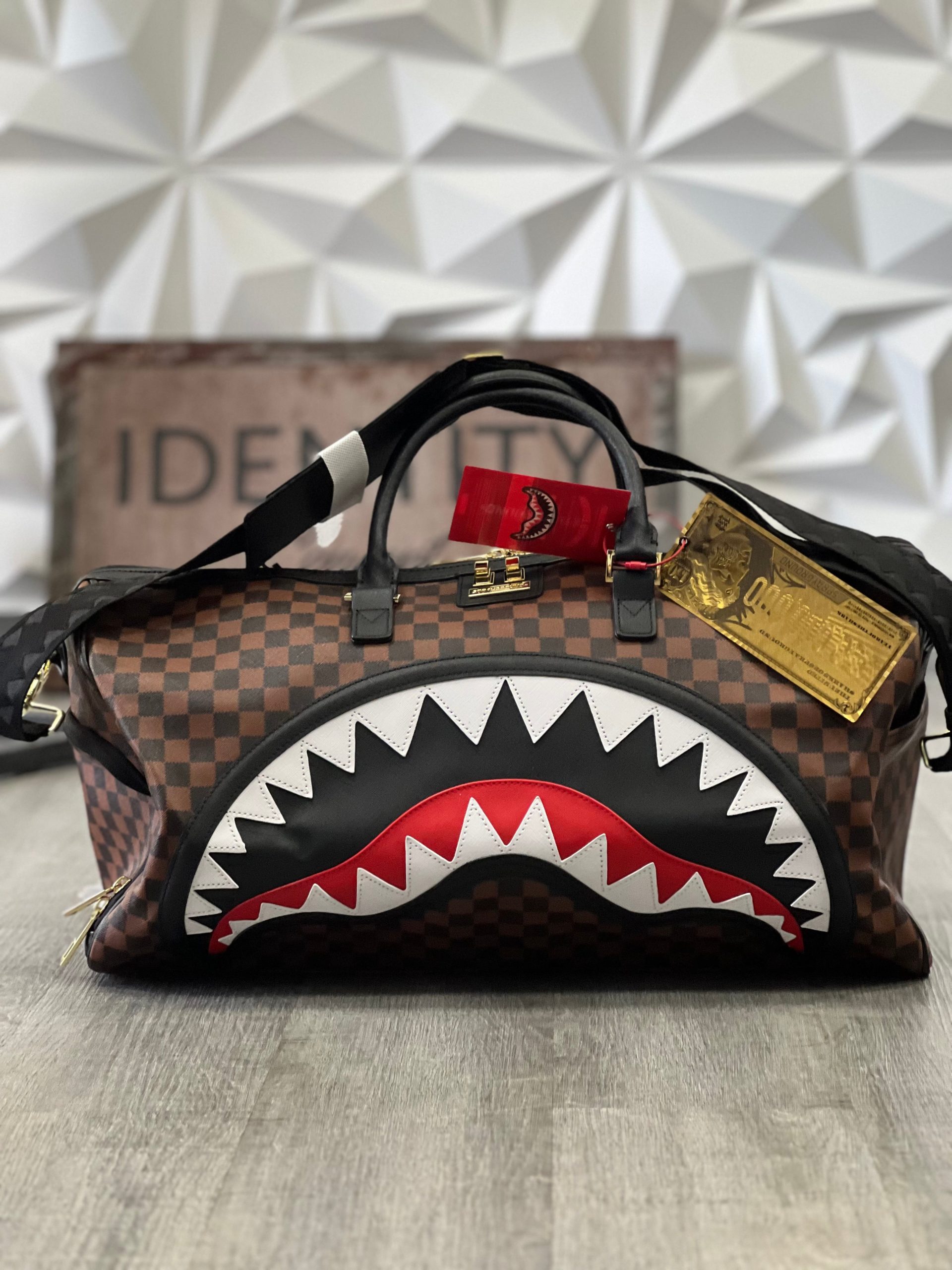 borsone-sprayground-uomo-268wcy-1.jpg SPRAYGROUND BORSONE UOMO SAWTOOTH SHARKS IN PARIS DUFFLE 910D7836NSZ M - immagine 1