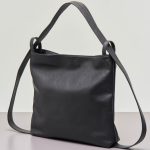 Borsa zaino nera in pelle effetto bottolato con tracolla lunga per doppia portabilità