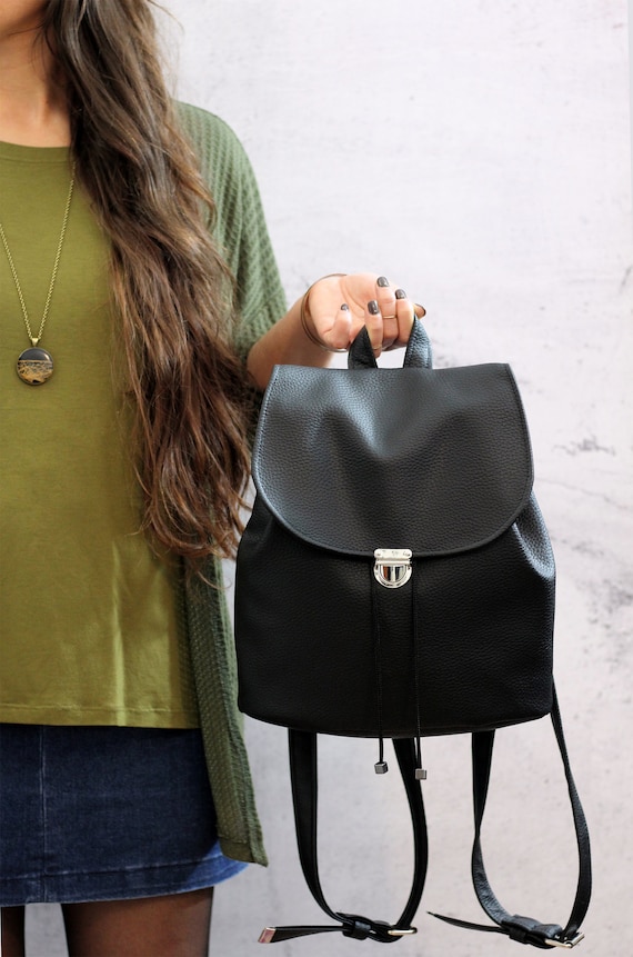 zaino-donna-nero-111exg-1.jpg Zainetto nero vegan. Zaino nero da donna. Zaino a cartella Etsy Italia - immagine 1
