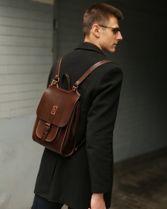 zaino-elegante-uomo-151gll-1.jpg Zaino in pelle da uomo marrone Zaino da donna Zaino piccolo per laptop Borsa in pelle Zaino da uomo Zaino in pelle Etsy Italia - immagine 1